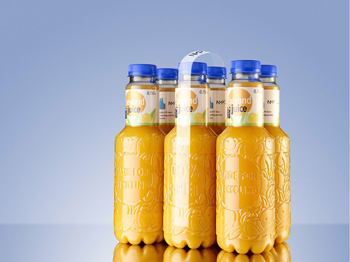 Botellas de poliéster con zumo de frutas.